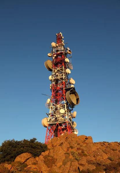 Torre de comunicación en la cima de una montaña — Foto de Stock