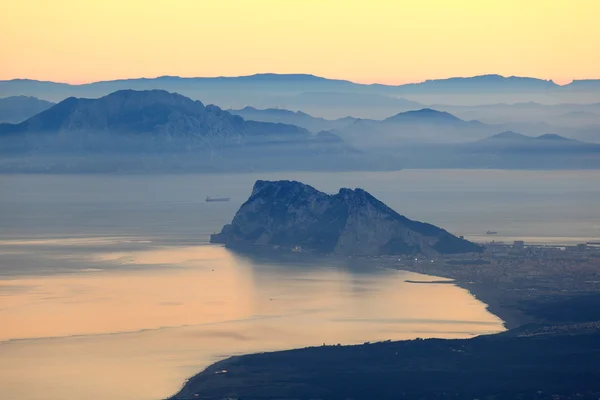 Klippan av gibraltar och afrikanska kusten vid solnedgången — Stockfoto