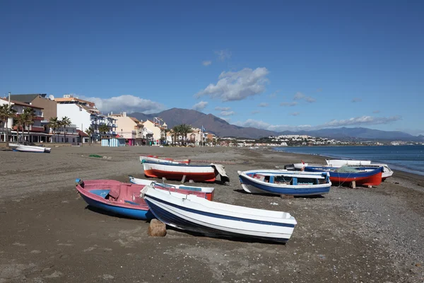 Rybářské lodě na pláži san luis de sabinillas, costa del sol, Andalusie, Španělsko — Stock fotografie