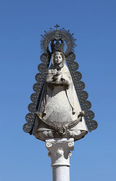 Статуя Девы Марии Эль Росио (также известной как Мадонна Эль Росио или Богоматерь Эль Росио) в Эль-Росио, Андалусия, Испания — стоковое фото