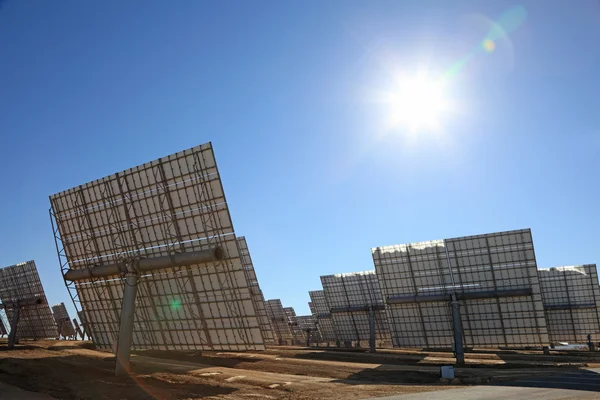 Utbud av solcellsmoduler av ett solkraftverk — Stockfoto