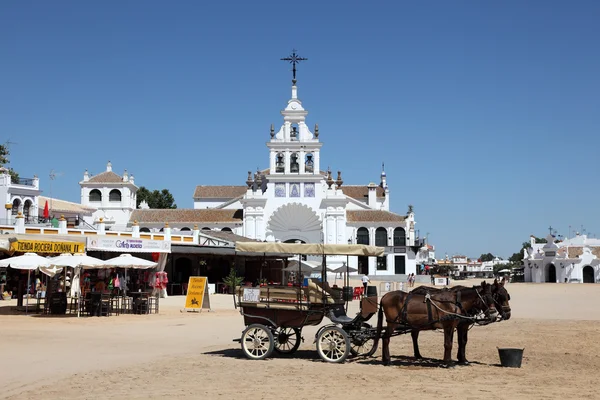 Carruaje tirado por caballos frente al Santuario del Rocío, Andalucía España — Foto de Stock