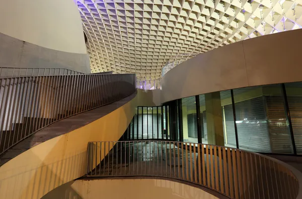 Metropol Parasol illuminated at night. Metropol Parasol is a wooden structure designed by the Architect Jurgen Mayer-Hermann and complited in April 2011. It is located in La Encamacion square in Sevi — Stock Photo, Image