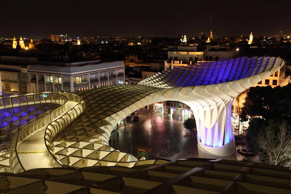 Metropol parasol upplyst på natten. Metropol parasol är en träkonstruktion som designat av arkitekten jurgen mayer-hermann och complited i april 2011. Det ligger i la encamacion square i sevi — Stockfoto