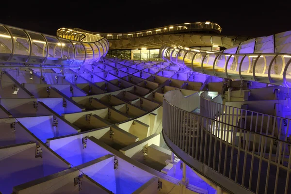 Metropol Parasol illuminated at night. Metropol Parasol is a wooden structure designed by the Architect Jurgen Mayer-Hermann and complited in April 2011. It is located in La Encamacion square in Sevi — Stock Photo, Image