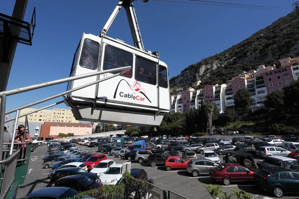 Gibraltar kabelbaan op het basisstation. De kabel auto reist omhoog de rots van Gibraltar naar de aap Den en naar de Top van de rots nemen ongeveer 6 minuten — Stockfoto