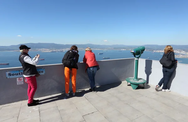 Turisti in cima alla piattaforma Rock a Gibilterra — Foto Stock