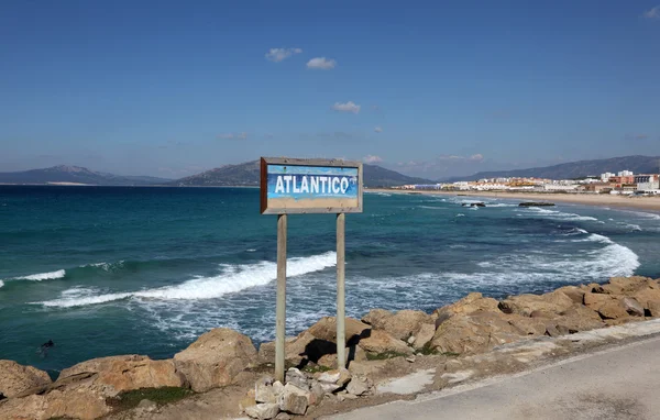 Atlanten seglar utmed kusten i tarifa, Andalusien Spanien — Stockfoto