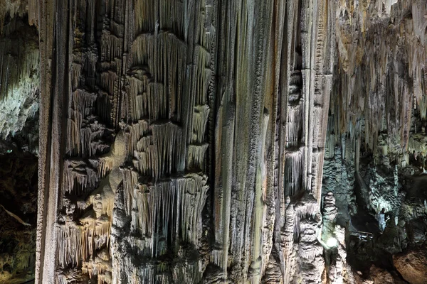 Stalactieten en stalagmieten in grotten van nerja, Spanje — Stockfoto