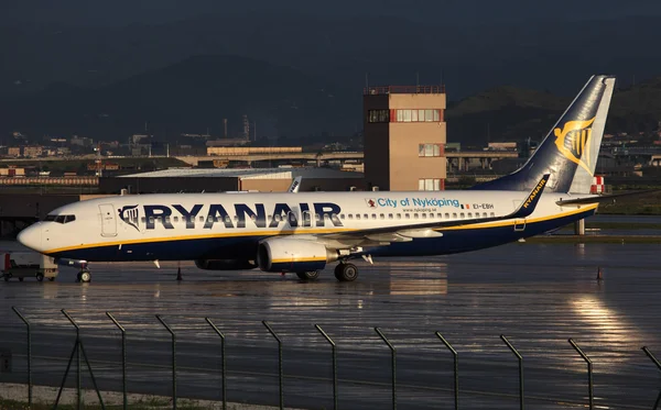 Ryanairs flygplan boeing 737 på flygplatsen i malaga, Spanien — Stockfoto