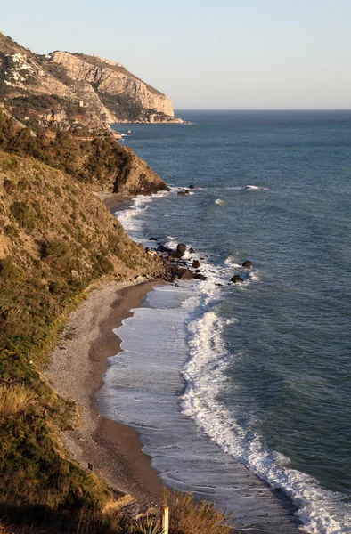 Costa mediterranea vicino alla città Nerja, Andalusia Spagna — Foto Stock