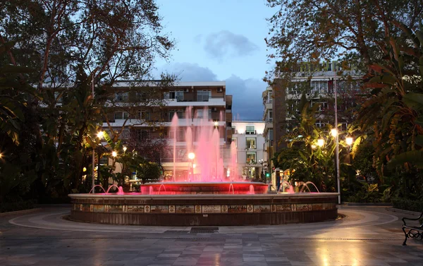 多彩照明的喷泉在马贝拉，西班牙 — 图库照片