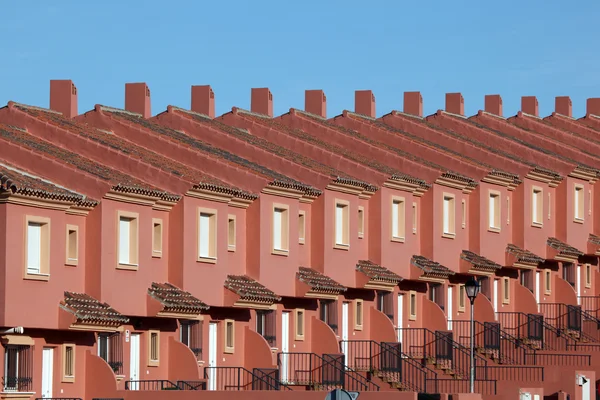 Row of red residential houses in a urbanization in Spain — Stock Photo, Image