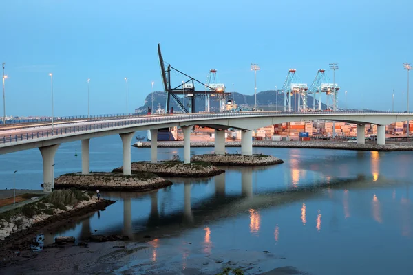 Puerto de contenedores de Algeciras iluminado al atardecer. Andalucía España —  Fotos de Stock