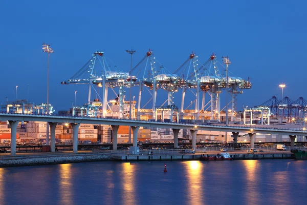 Contenitore porto di Algeciras illuminato di notte. Andalusia, Spagna — Foto Stock