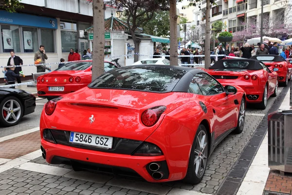 Supercoches Ferrari aparcados en la calle de Estepona, Andalucía España — Foto de Stock