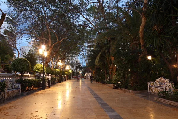 Parque en la ciudad de Marbella, Andalucía España — Foto de Stock