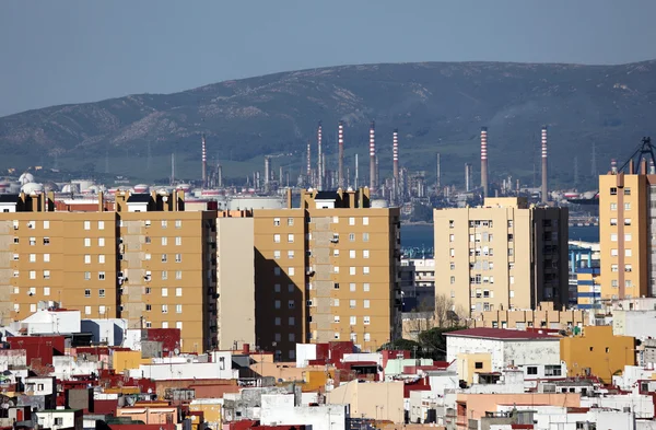 Cidade de Algeciras com refinaria de petróleo no fundo. Andaluzia Espanha — Fotografia de Stock