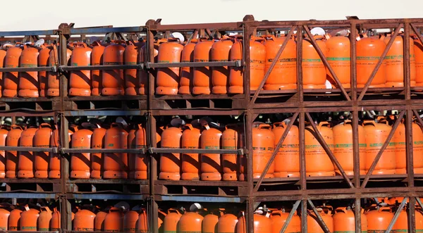 Garrafas de gás propano em um armazenamento — Fotografia de Stock