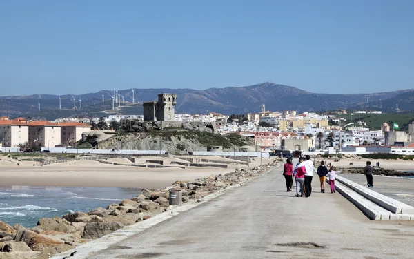 Wandelen aan de promenade in tarifa, provincie cadiz, Andalusie, Spanje — Stockfoto