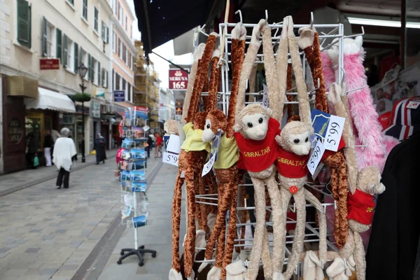 Souvenirs te koop in de hoofdstraat in gibraltar — Stockfoto