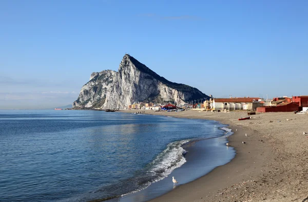 Rock av gibraltar från stranden av la linea de la Concepción — Stockfoto