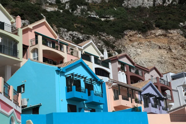 Kleurrijke gebouwen van la caleta dorp in gibraltar — Stockfoto