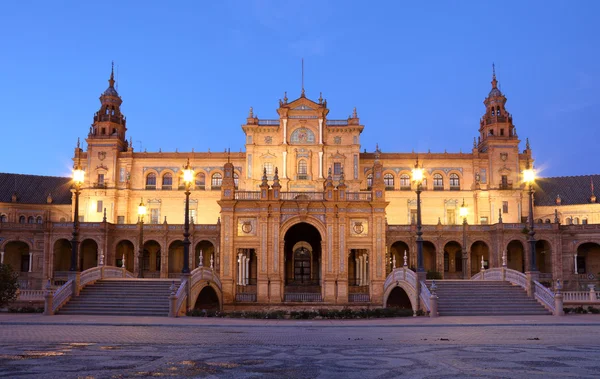 Spanje plein (plaza de espana) verlicht in de schemering. Sevilla, Andalusië — Stockfoto