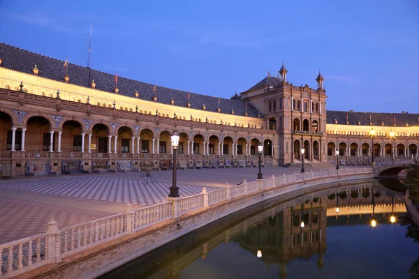Spanien kvadrat (plaza de España) tänds i skymningen. Sevilla i Andalusien Spanien — Stockfoto
