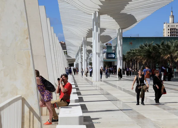 Promenade met een pergola in muelle uno in de haven van malaga, Andalusie Spanje — Stockfoto