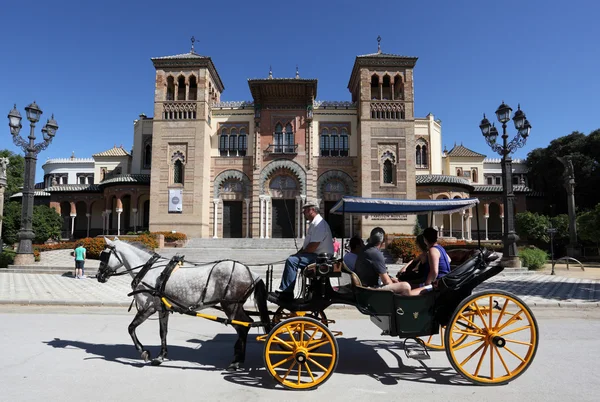 Carruagem puxada a cavalo com turistas em Sevilha, Andaluzia Espanha — Fotografia de Stock