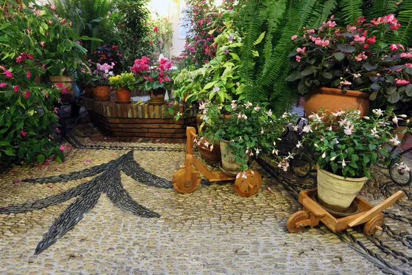 Tipico patio andaluso a Cordova, Andalusia Spagna — Foto Stock