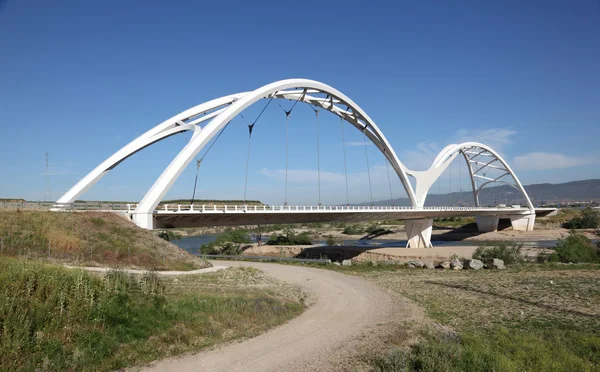 Современный мост - Пуэнте-Аббас ибн Фимас в Кордове, Андалусия Испания — стоковое фото