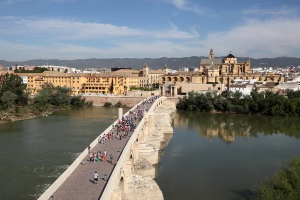 Starożytny most i na starym mieście w Kordobie, Andaluzja, Południowa Hiszpania — Zdjęcie stockowe