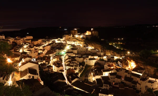 Dorp setenil de las bodegas's nachts, Andalusie Spanje — Stockfoto