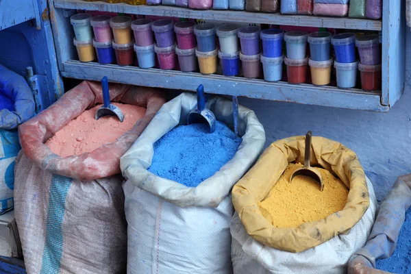 Farben zum Verkauf in der Medina von chefchaouen, Marokko — Stockfoto