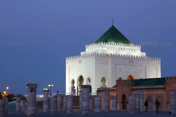 Mausoleum von Mohammed v beleuchtet in der Dämmerung, Rabat Marokko — Stockfoto