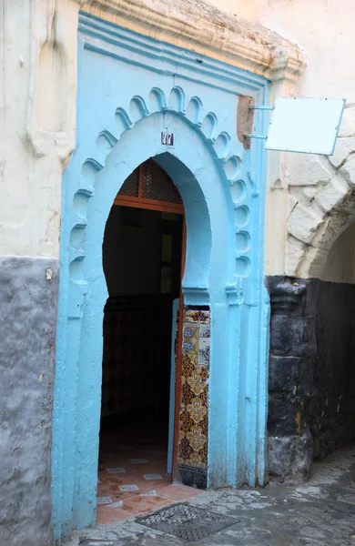 Cancello blu nella medina di Tangeri, Marocco — Foto Stock