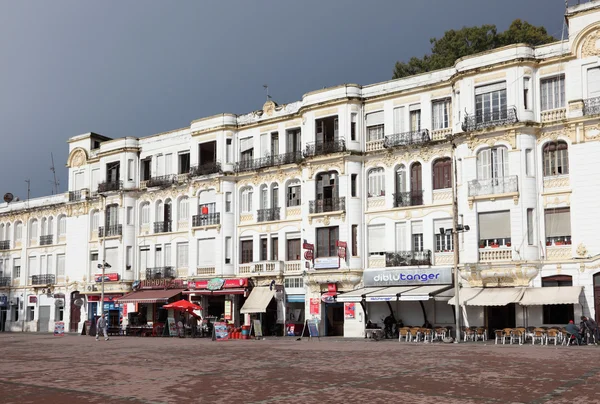 Kawiarnie i sklepy na nabrzeżu budynków w Tanger, Maroko — Zdjęcie stockowe