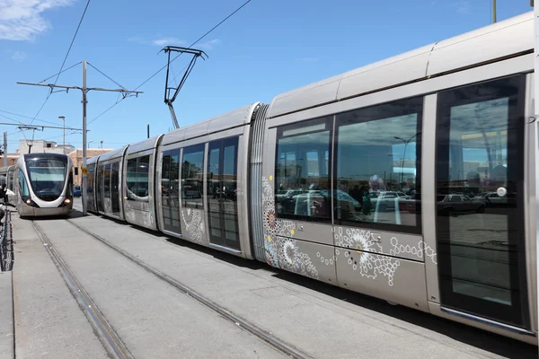 Moderne tram in de stad van rabat, Marokko — Stockfoto