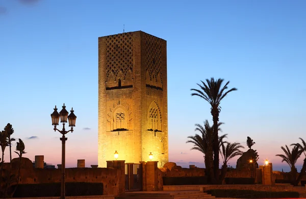 La Torre Hassan iluminada por la noche. Rabat, Marruecos — Foto de Stock