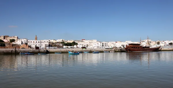 河 bou regreg 和拉巴特，摩洛哥的老镇 — 图库照片