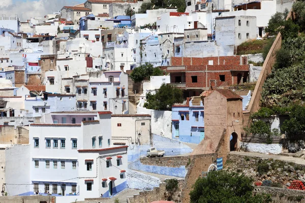 Голубой и белый город Шефшауэн в Марокко — стоковое фото