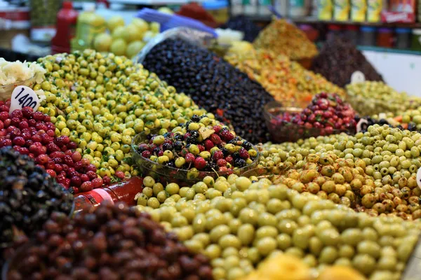 Oliivit myytävänä Rabatin medinassa, Marokossa — kuvapankkivalokuva