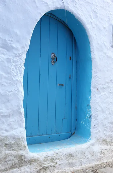 Modré dveře v medíně chefchaouen, Maroko — Stock fotografie