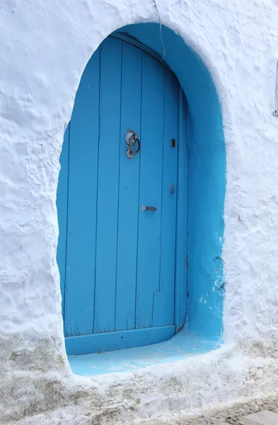 Niebieskie drzwi w medynie chefchaouen, Maroko — Zdjęcie stockowe