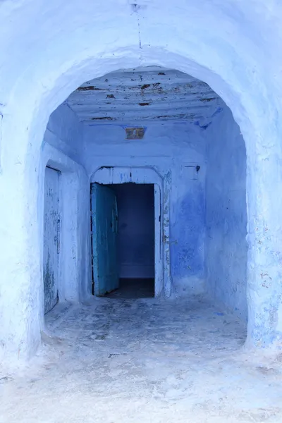 Blå dør i medinaen til Chefchaouen, Marokko – stockfoto