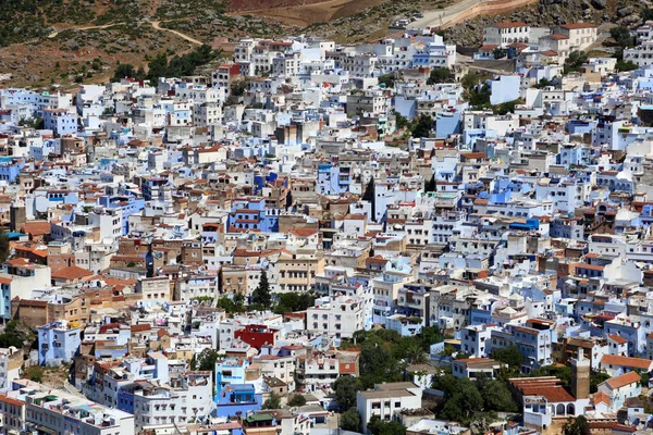 Голубой и белый город Шефшауэн в Марокко — стоковое фото