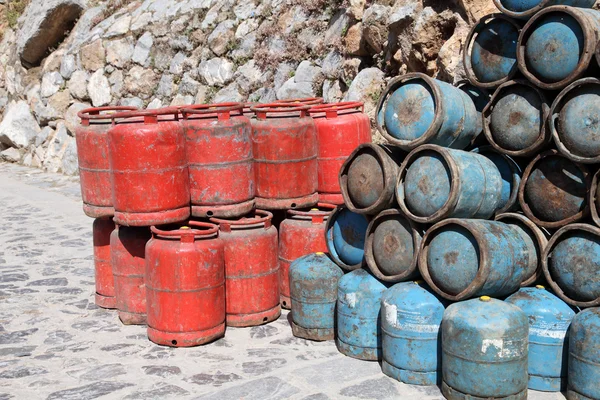 Rood en blauw propaan gasflessen in Marokko — Stockfoto