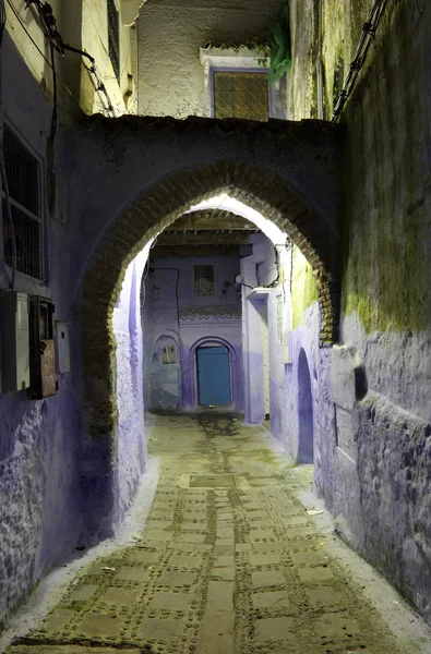 Rua na medina de Chefchaouen à noite. Marrocos — Fotografia de Stock